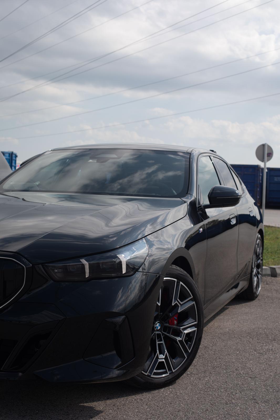 BMW 5 Series thumbnail 2